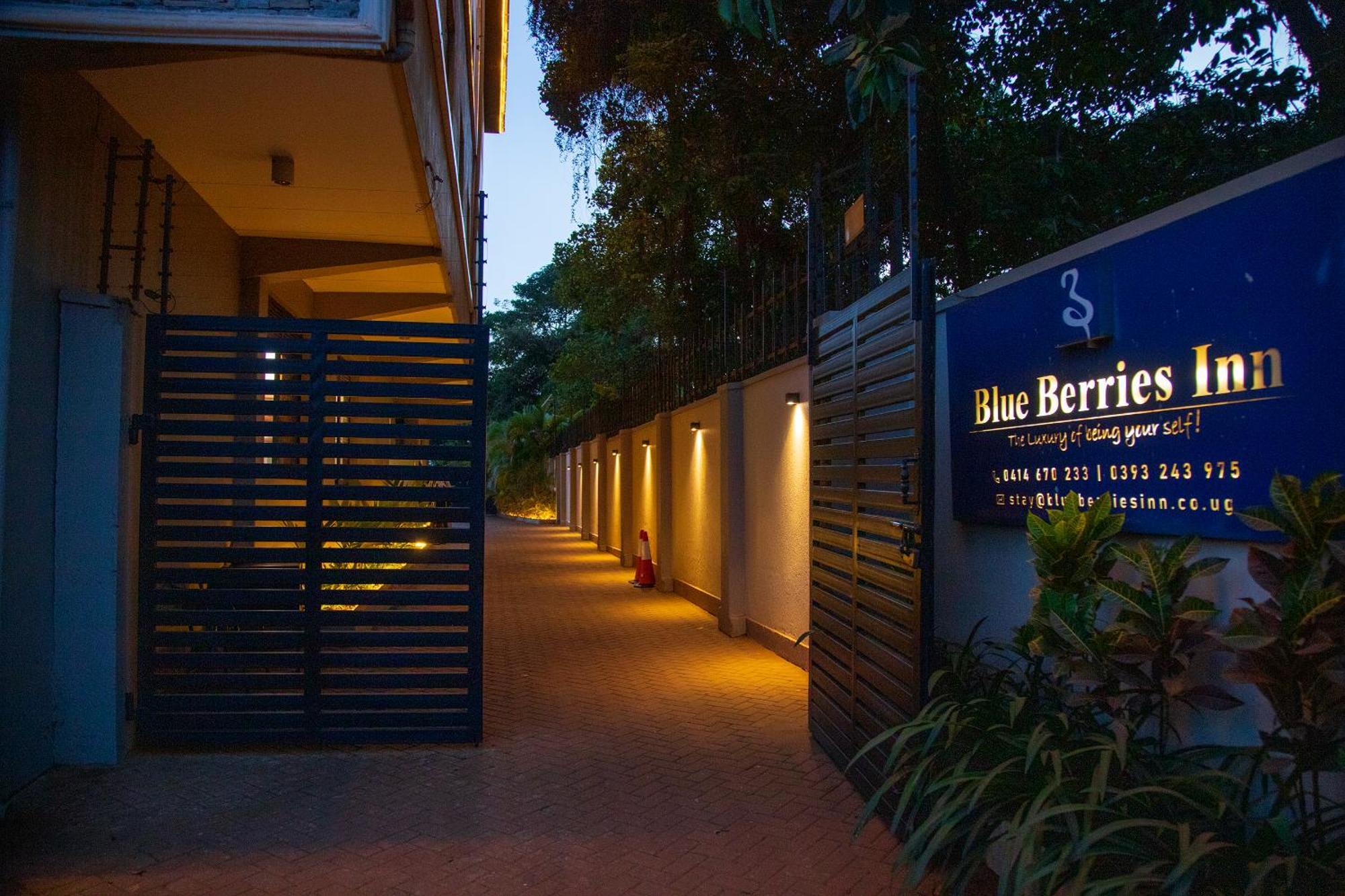 Blue Berries Hotel Entebbe Exterior photo