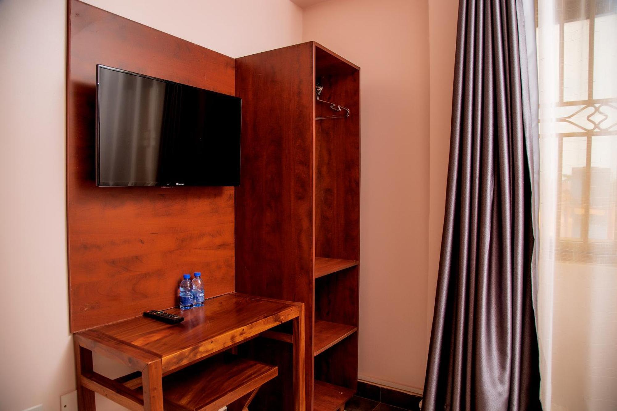Blue Berries Hotel Entebbe Exterior photo